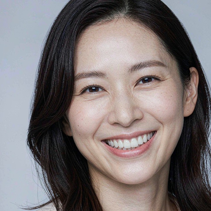 拥有健康洁白牙齿的微笑女性
